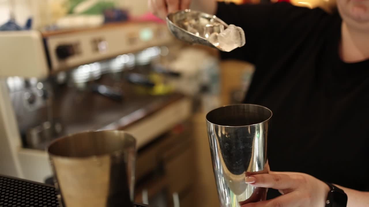 el camarero preparando un cóctel.