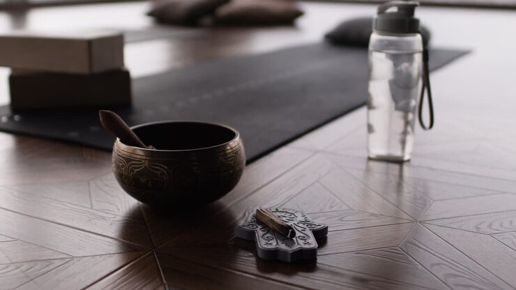 Allestimento di uno studio yoga con accessori