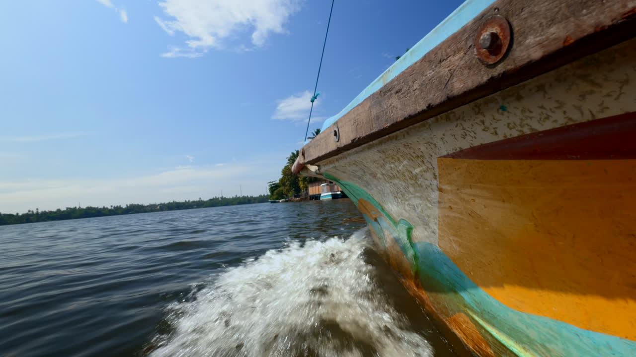 un colorido barco de madera en un río