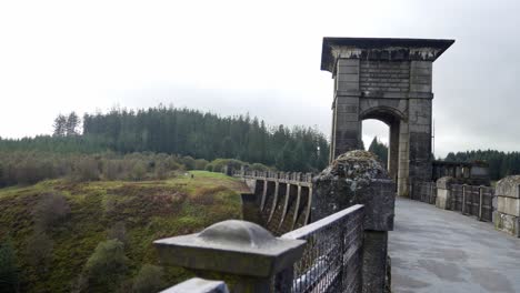 Historisches-Nordwales-Alwen-Dam-Reservoir-Wahrzeichen-Gebäude-Nah-Links-Dolly