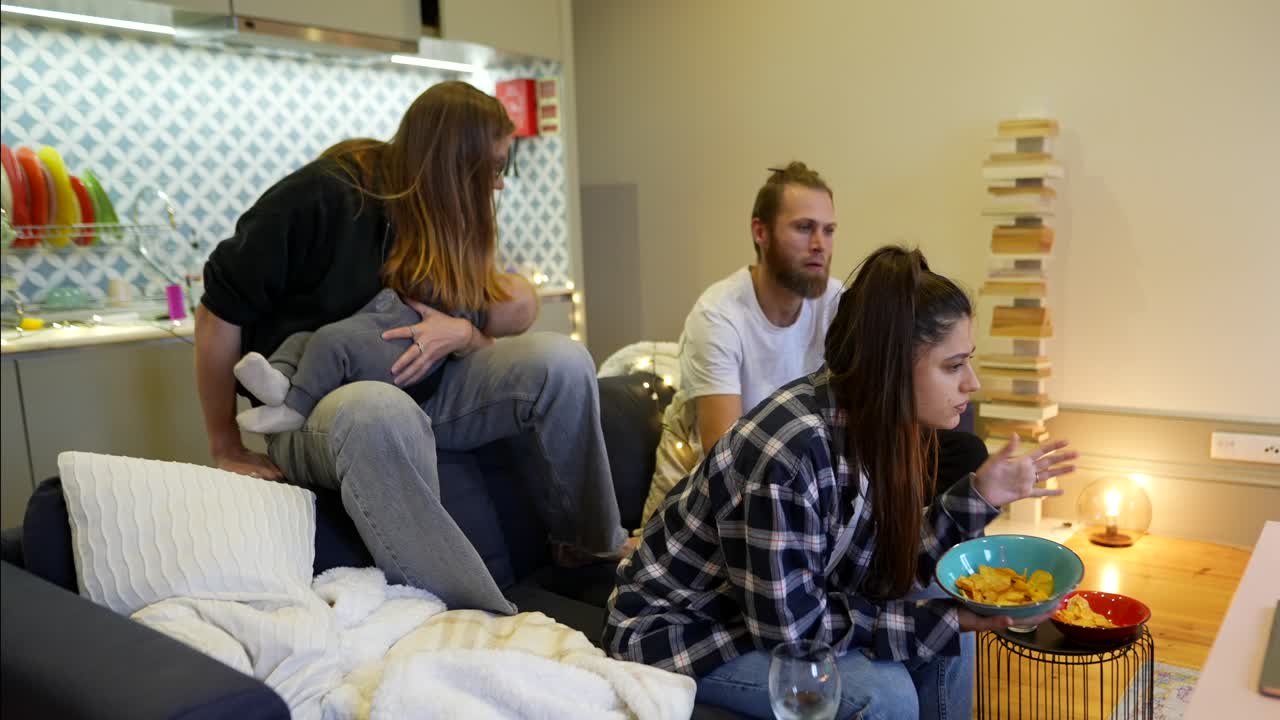 Familia viendo television