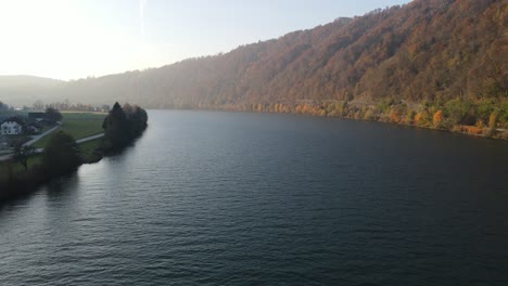 Vuelo-Aéreo-Sobre-El-River-Inn-En-Austria-Al-Atardecer