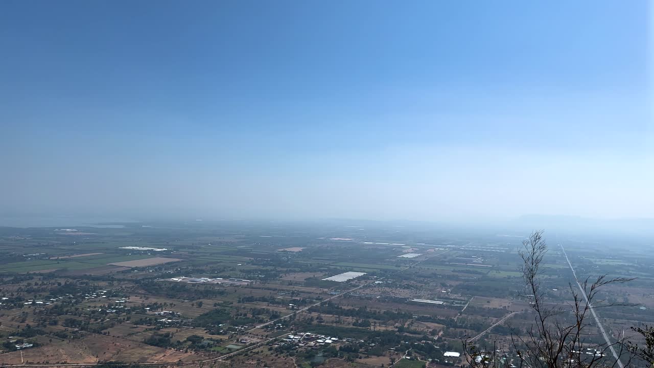 vista expansiva de los campos y las montañas lejanas