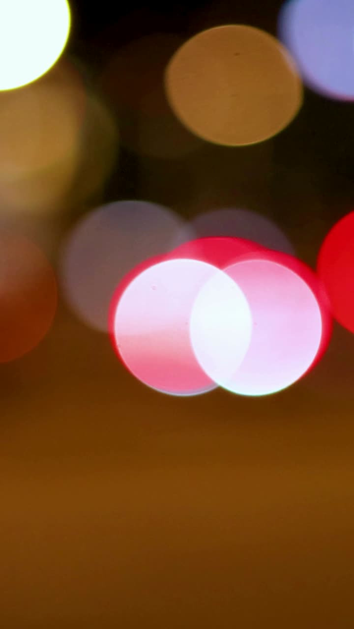 las coloridas luces bokeh crean un paisaje urbano vibrante