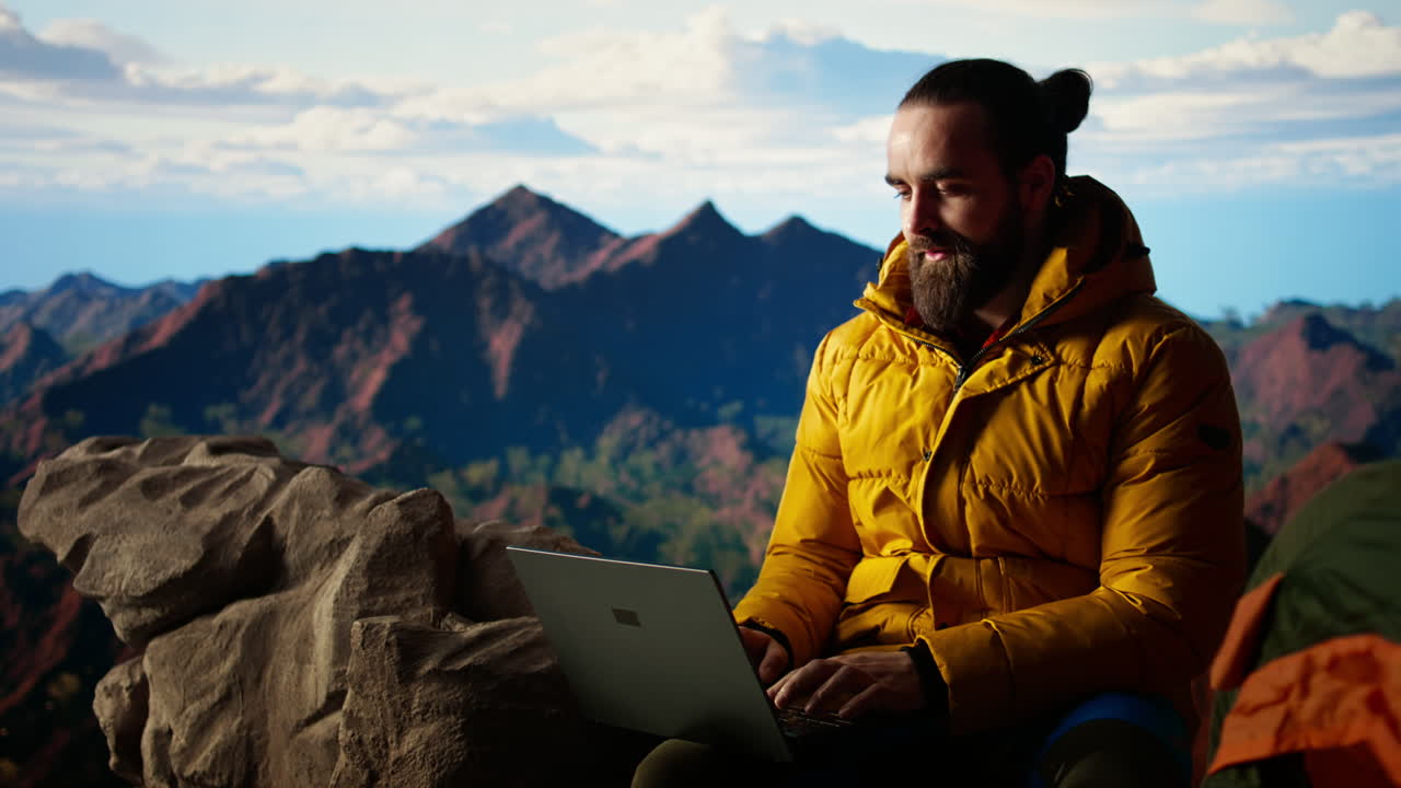 joven empresario siempre conectado a internet para hacer algunas tareas
