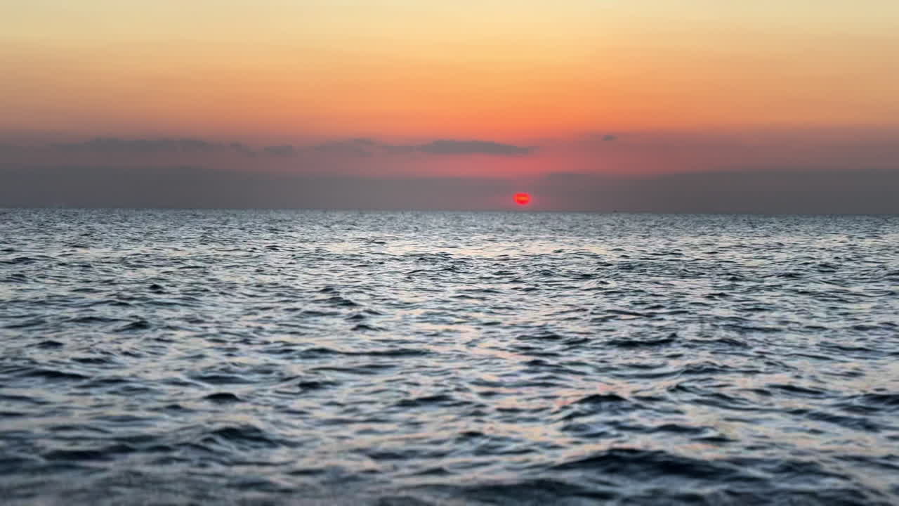 바다 위에 해가 지는 것