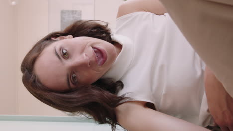 mujer joven atractiva teniendo video chat usando teléfono inteligente en casa mostrando su apartamento charlando compartiendo estilo de vida disfrutando de la comunicación en línea en pantalla vertical