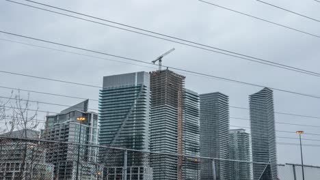 condos de parklawn y grúa de construcción en toronto, paso del tiempo