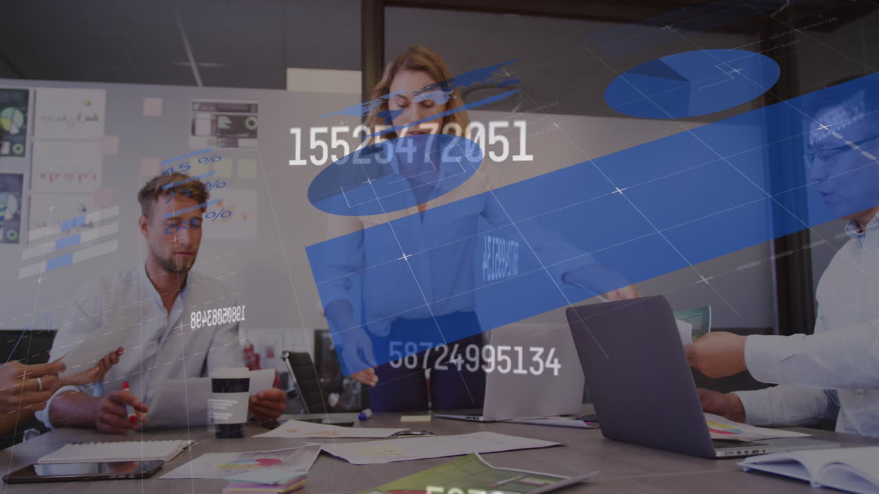 animación de la interfaz que muestra datos y estadísticas con empresarias y colegas en reuniones