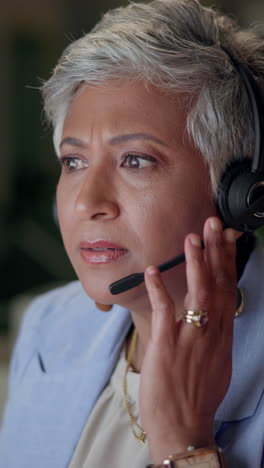una mujer con auriculares está hablando por teléfono