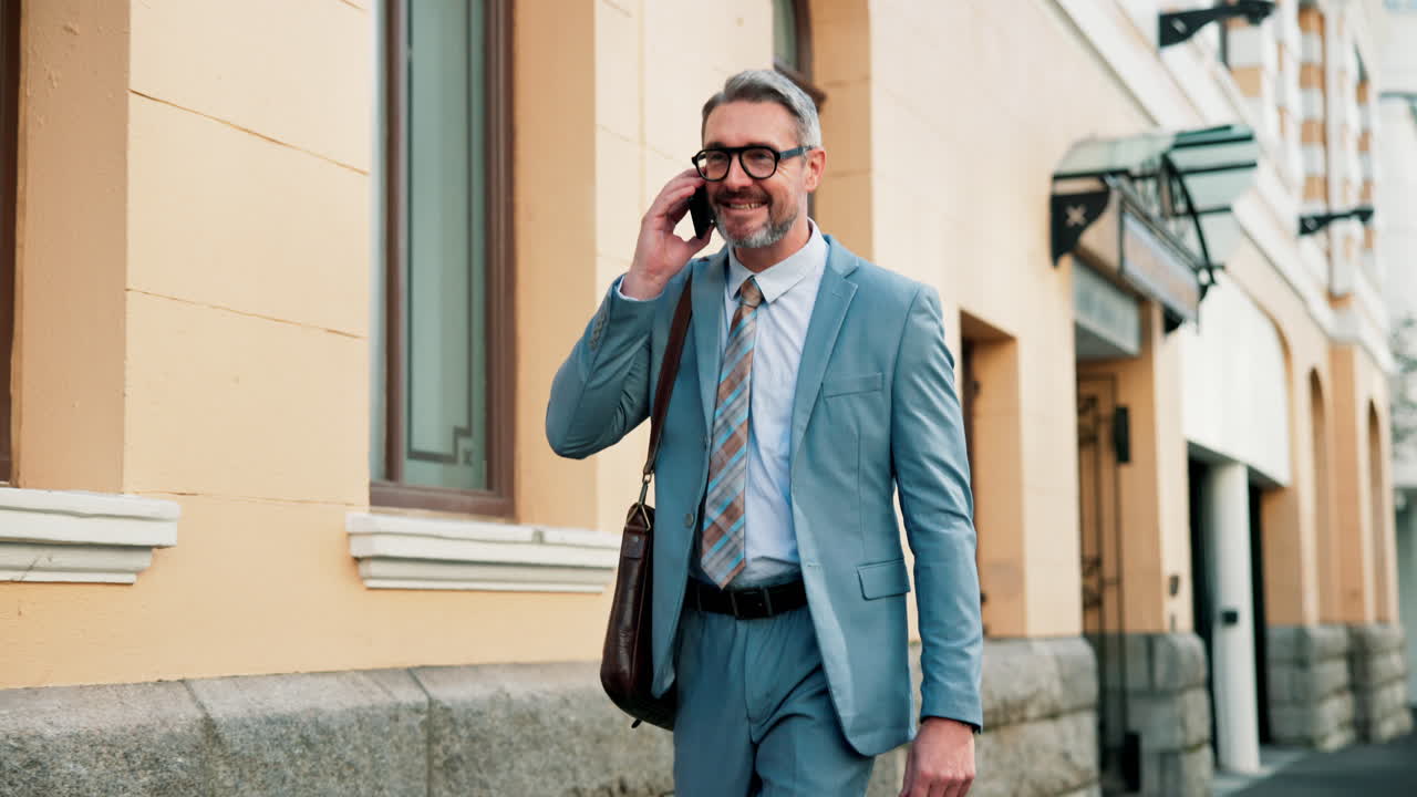 Un uomo d'affari sta parlando al telefono in una strada della città