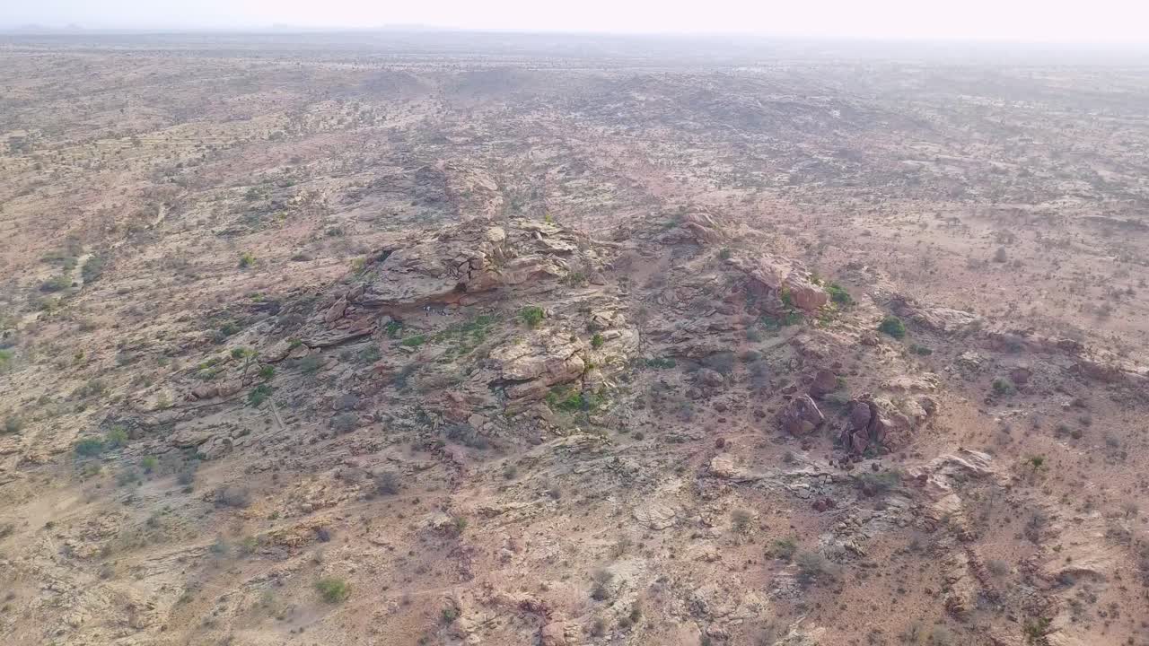 movimientos aéreos hacia petroglifos y arte rupestre en hargeisa somalia para revelar el paisaje
