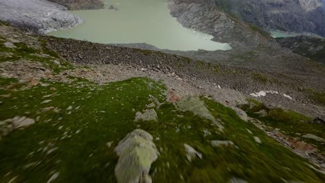 volando sobre el terreno áspero y accidentado del glaciar fellaria en valmalenco, valtellina en italia