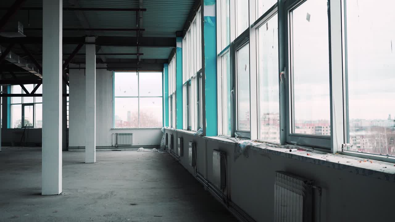 пустое в стадии строительства современное офисное здание интерьер