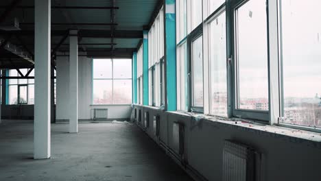 vacío en construcción interior de un edificio de oficinas moderno