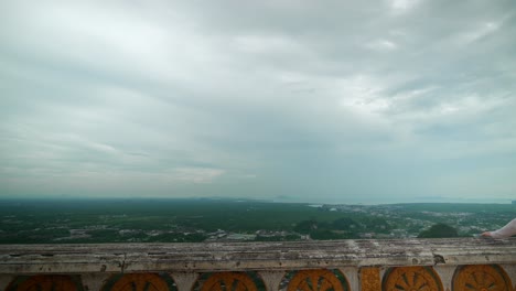 Vista-De-Los-Paisajes-Desde-La-Estatua-Dorada-De-Buda-En-El-Templo-De-La-Cueva-Del-Tigre-Wat-Tham-Sua-En-Krabi,-Tailandia