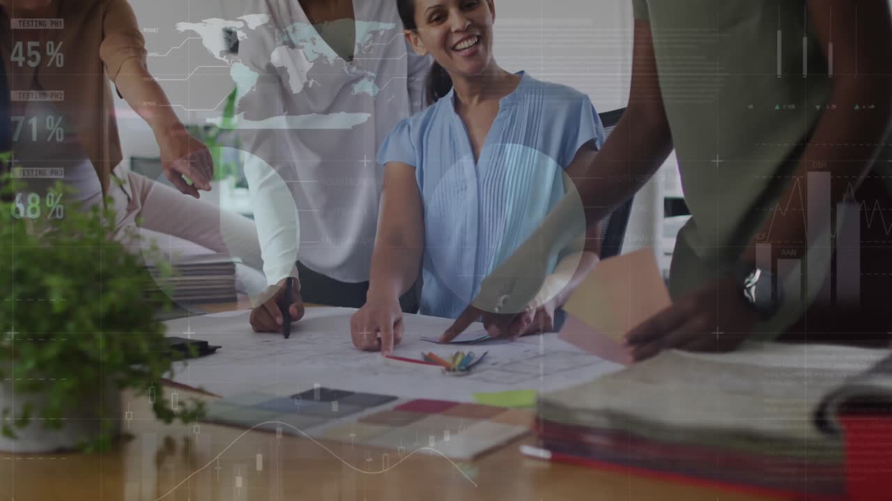animación del procesamiento de datos estadísticos contra diversos colegas discutiendo sobre un plan en la oficina