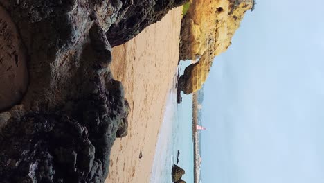 las rocas de ponta da piedade cerca de lagos en el algarve, portugal