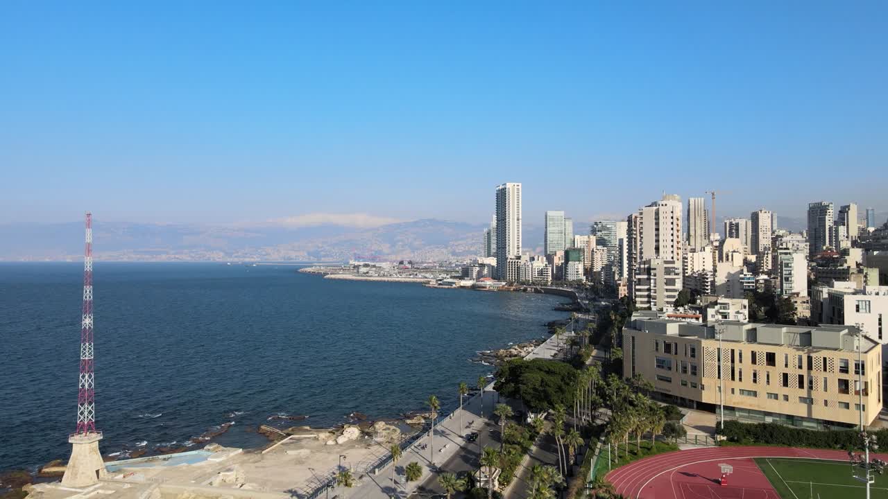 tomada aérea de un avión no tripulado de la costa de beirut