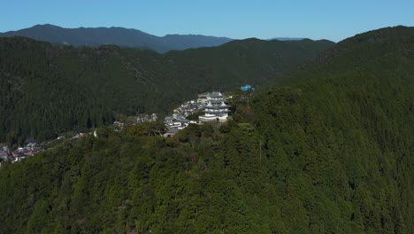 Antiguo-Castillo-Japonés-De-Pie-En-Gujo-Hachiman,-Gifu-Japón