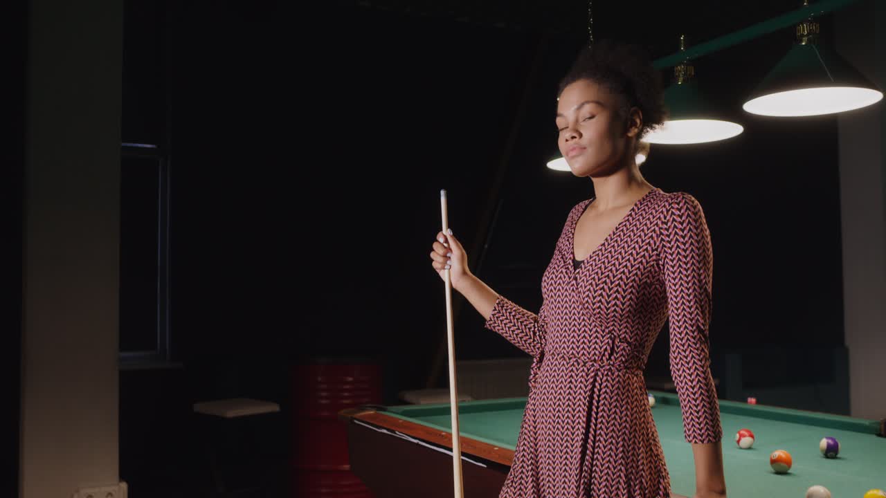 빌리어드 를 하는 여자