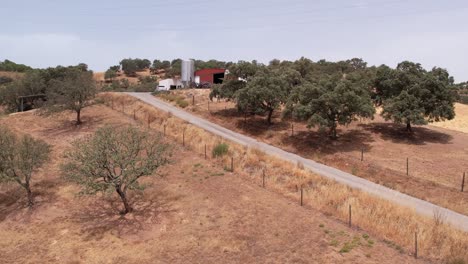 Fliegen-In-Richtung-Landwirtschaftliches-Lagerhaus-In-Der-Ländlichen-Gegend-Von-Alentejo,-Portugal---Drohnenaufnahme