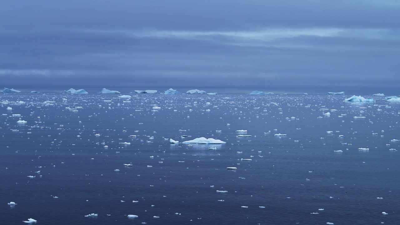 남극에서 바다에 떠다니는 얼음과 빙산, 푸른 바다에 많은 작은 얼음 조각과 조각, 남극 반도의 바물, 얼어붙는 얼어붙은 겨울 풍경, 바다 풍경.