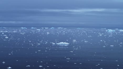 Hielo-E-Icebergs-Flotando-En-El-Mar-En-La-Antártida,-Muchos-Pequeños-Trozos-Y-Trozos-De-Hielo-En-El-Océano-Azul,-Agua-De-Mar-En-La-Península-Antártica-En-Un-Paisaje-Marino-Helado-Y-Helado-De-Invierno.