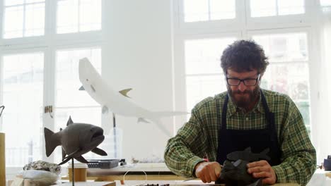 artesano trabajando en una escultura de arcilla 4k