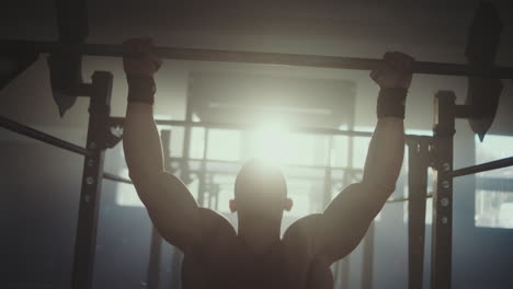 hombre realizando pull-ups en el gimnasio