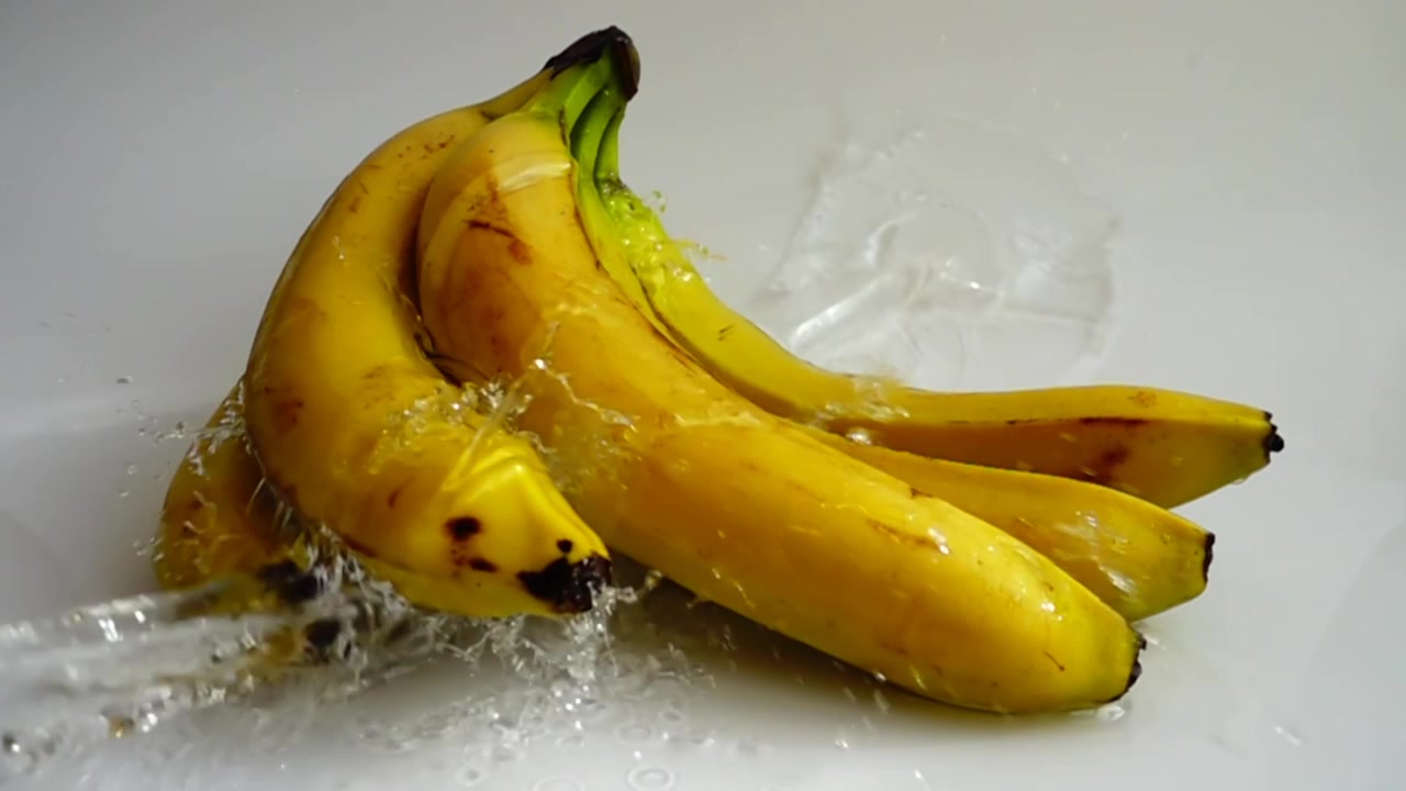 Lavage de bananes. Ralenti