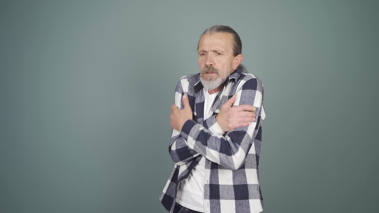 hombre frío y tembloroso.