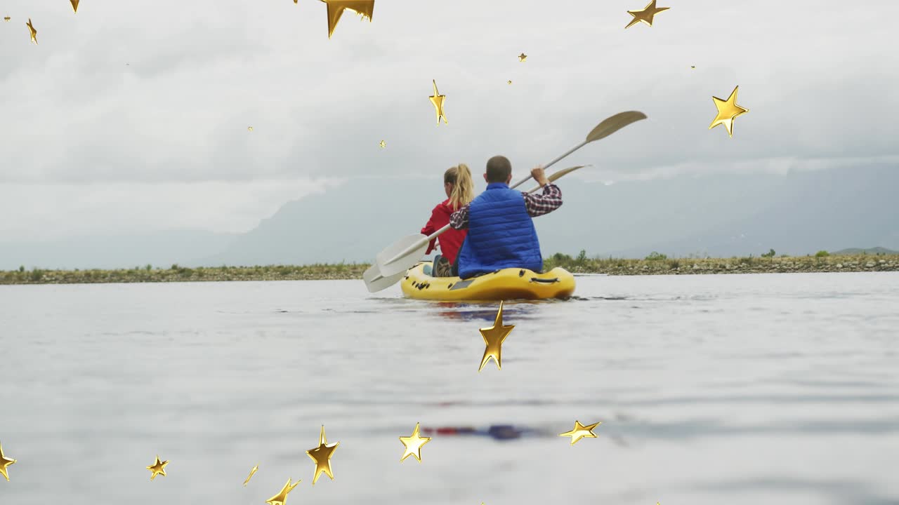 Coppia in viaggio che pagaia su un kayak giallo in un lago dopo che la donna ha immerso la pagaia, con stelle dorate che fluttuano.