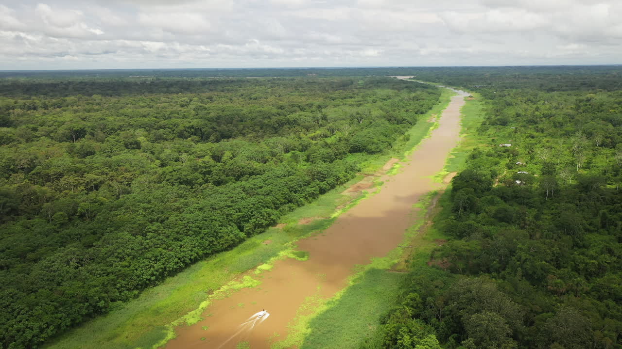 amplia toma aérea giratoria del río amazonas y la selva amazónica que rodea el agua en perú