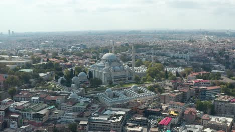 mezquita en una colina en estambul con cielo despejado e arquitectura impresionante, vista panorámica aérea desde arriba