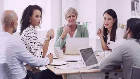 un grupo de empresarios que tienen una reunión