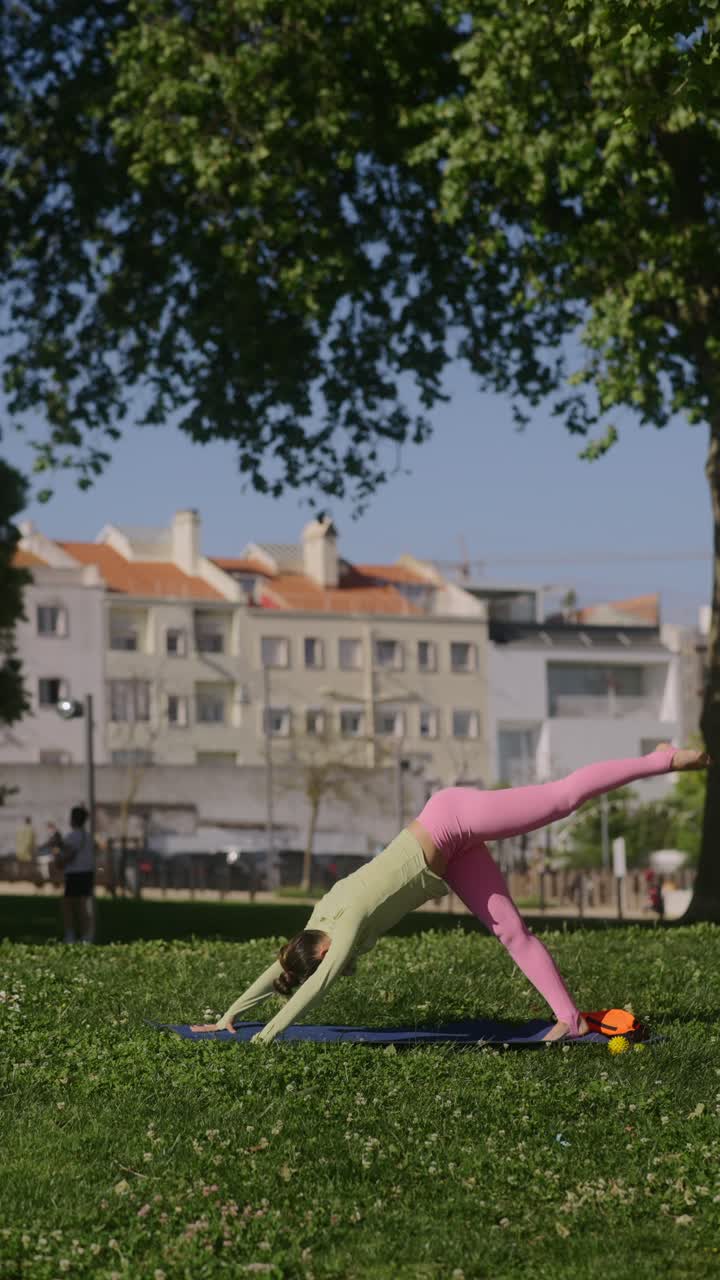 mujer practicando yoga en un parque