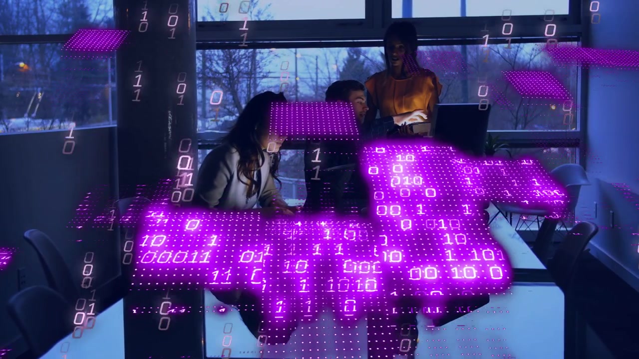 Team tecnologico che esamina i dati, digita su un laptop e indica un tablet, con pannelli viola scintillanti che coprono la vista.