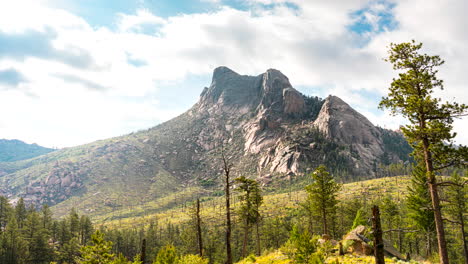 Timelapse-Del-Día-De-Nubes-Volando-Sobre-Sheeprock,-Bosque-Nacional-Pike-san-Isabel