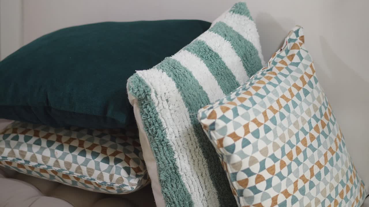Una collezione di cuscini decorativi