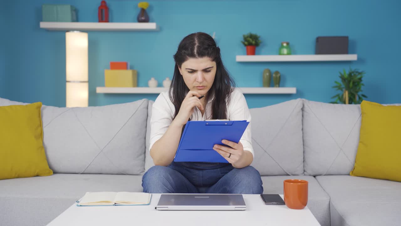 la mujer que firmó los papeles.