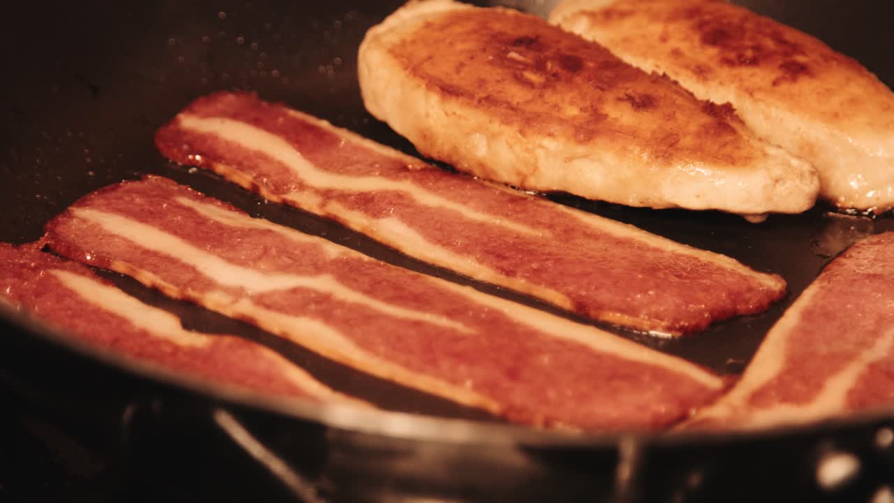 cocción de tocino vegano en sartén con filetes de pollo de origen vegetal de color marrón dorado