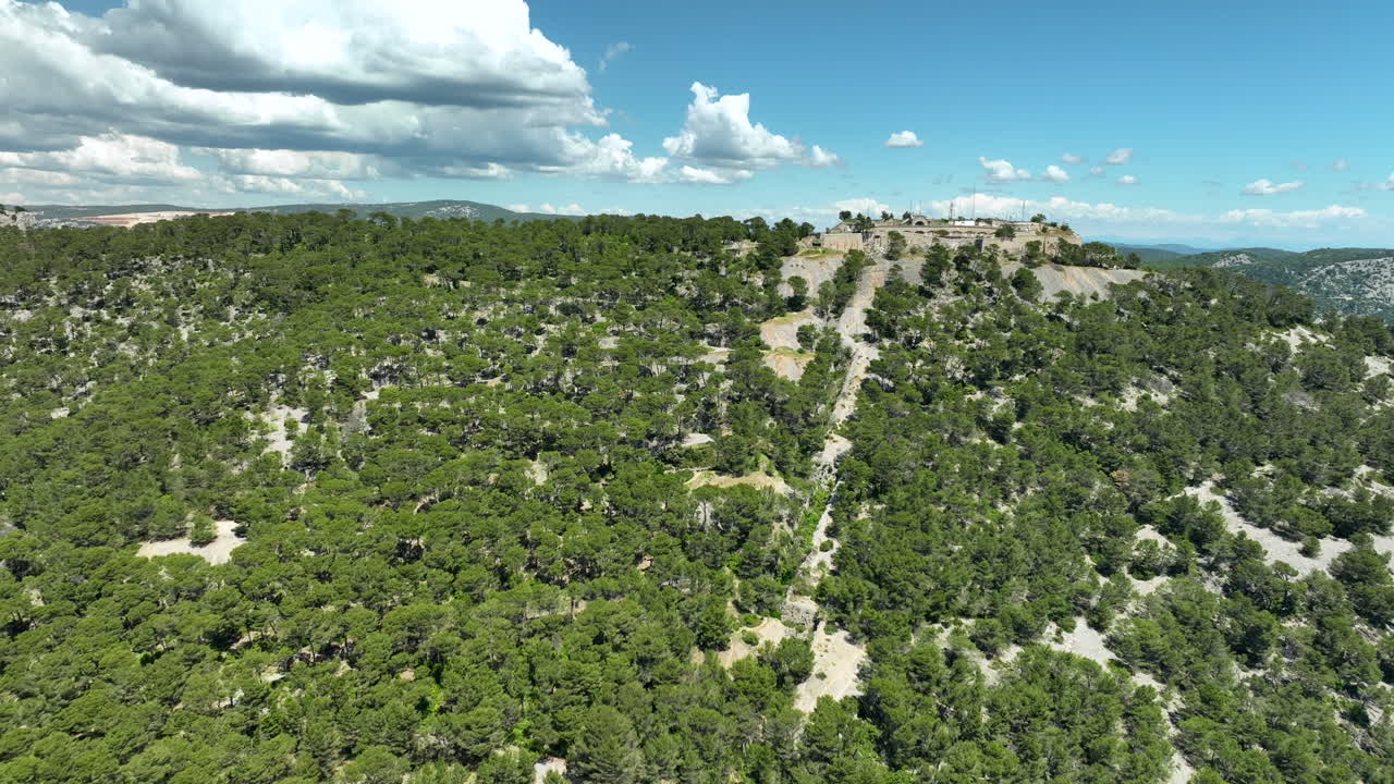 paisaje forestal de montaña y fuerte de la croix en toulon desde el aire