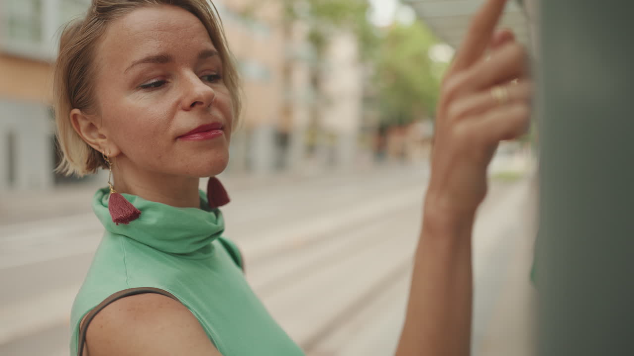 Donna con top verde in una strada cittadina
