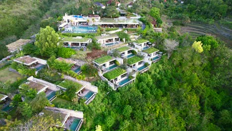 Vista-Aérea-De-Un-Grupo-De-Villas-Privadas-Anidadas-En-La-Cima-De-Una-Colina-En-Maua-Resort-Nusa-Penida-Klungkung-Regency,-Bali,-Indonesia