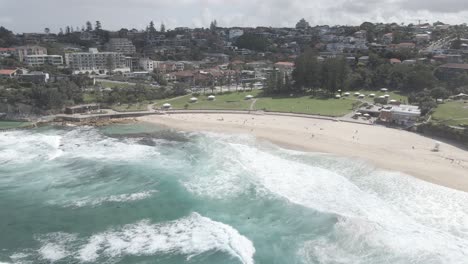 olas del océano en la playa de bronte en nueva gales del sur