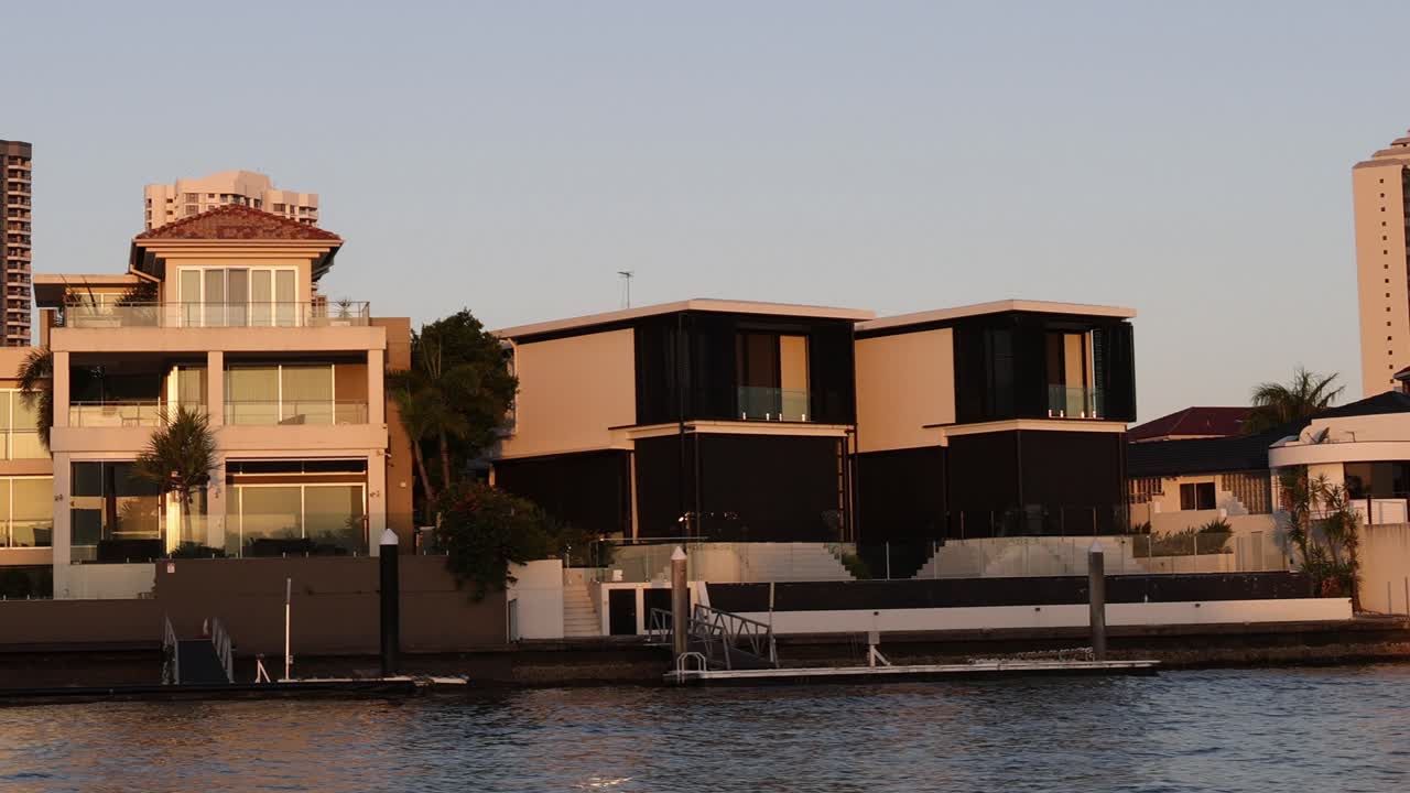 럭셔리 워터프론트 주택 위의 진보적인 일몰 풍경