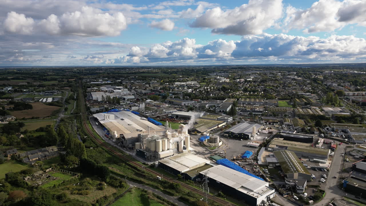 프랑스 브리타니의 생말로 nos usine에 있는 티막 농업 산업 지역과 주변 경관