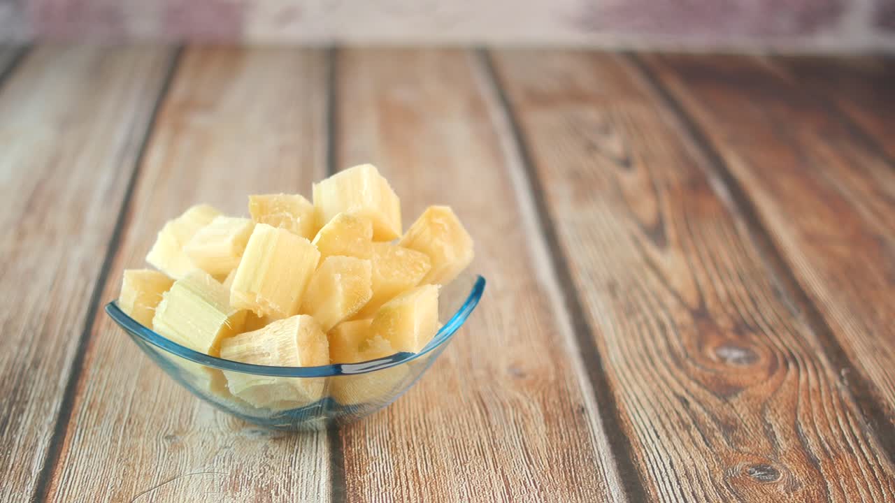 jugo y cubos de caña de azúcar