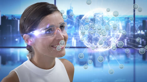 una mujer sonriente está usando gafas futuristas.
